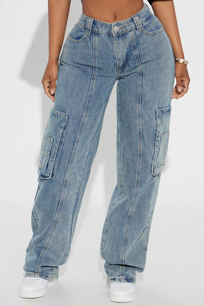 Pantalon, Jean azul claro estilo cargo y costura en hilo marrón.