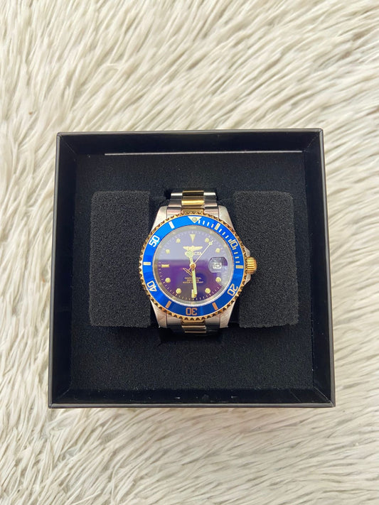 Reloj INVICTA Original, pulsera en color dorado y plateado, fondo azul y agujas y detalles en color dorado.