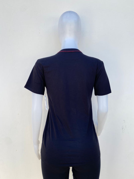 T shirt GUESS Original, en color negro,con logotipo de la marca al frente en color rojo y letras Guess en color blanco y bordado en el cuello en color rojo.