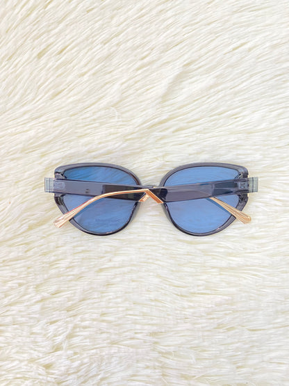 Lentes, negros con montura negra y dorada y micas de color azul, estilo gato, con protección UV 100% Polycarbonate.