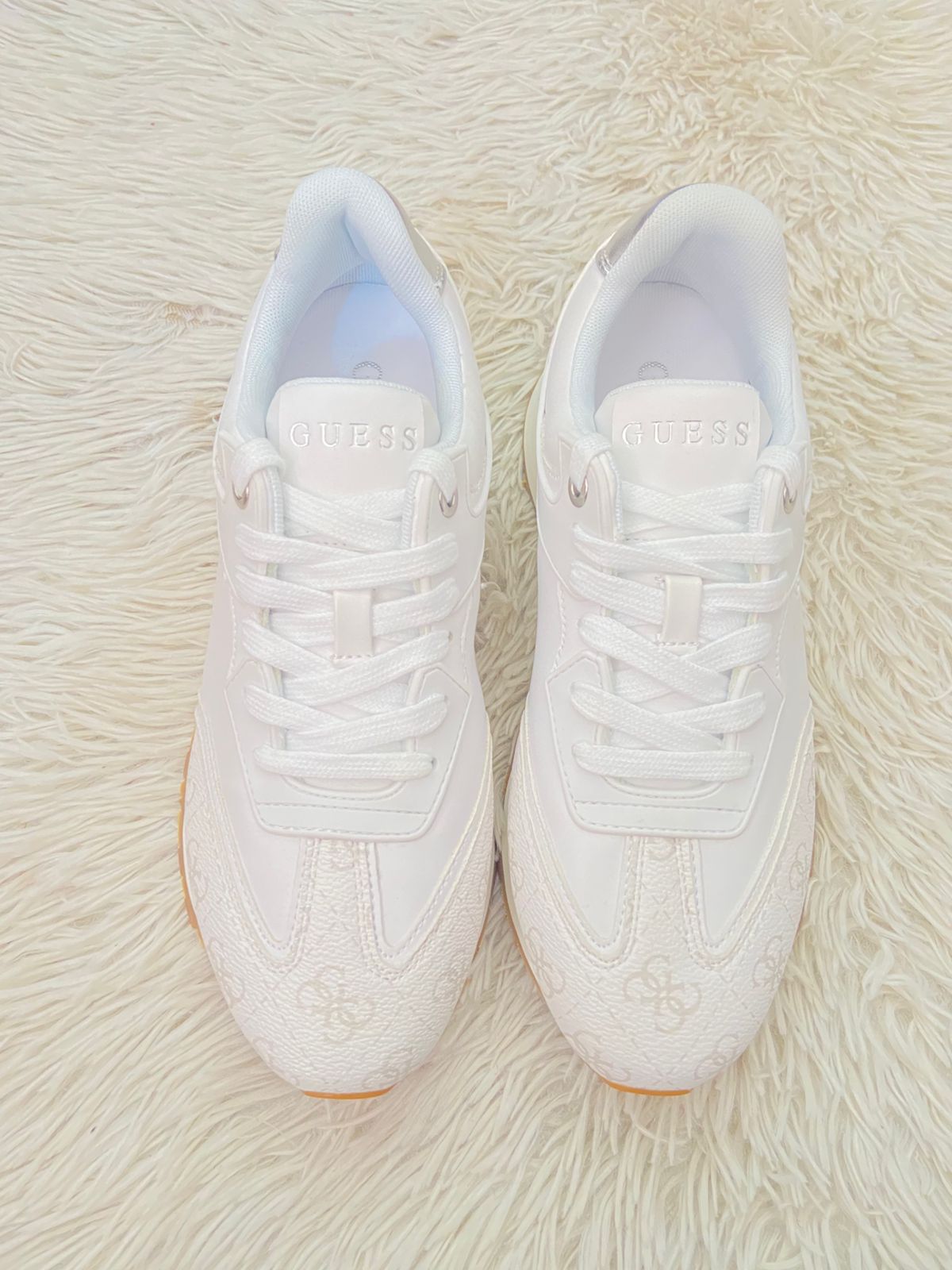 Tenis GUESS original blanco con marrón altos, com logotipo de Guess.