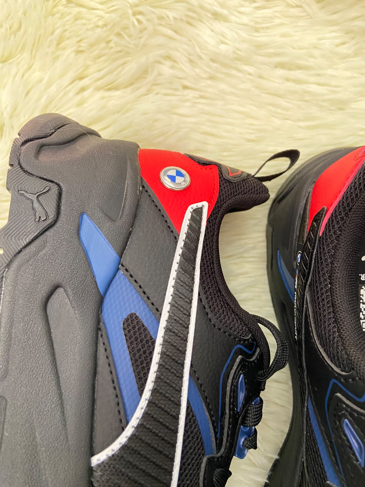 Tenis PUMA X BMW MOTORSPORT original, negro con azul y detalles en color rojo.