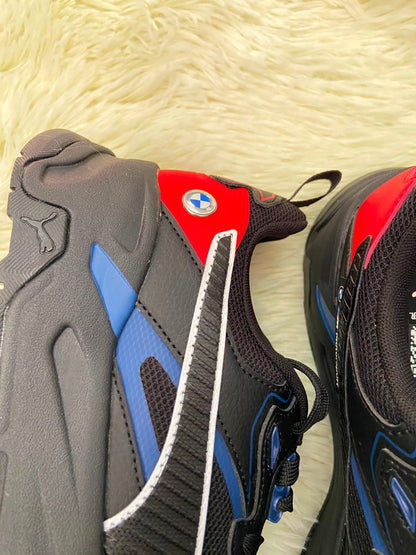 Tenis PUMA X BMW MOTORSPORT original, negro con azul y detalles en color rojo.