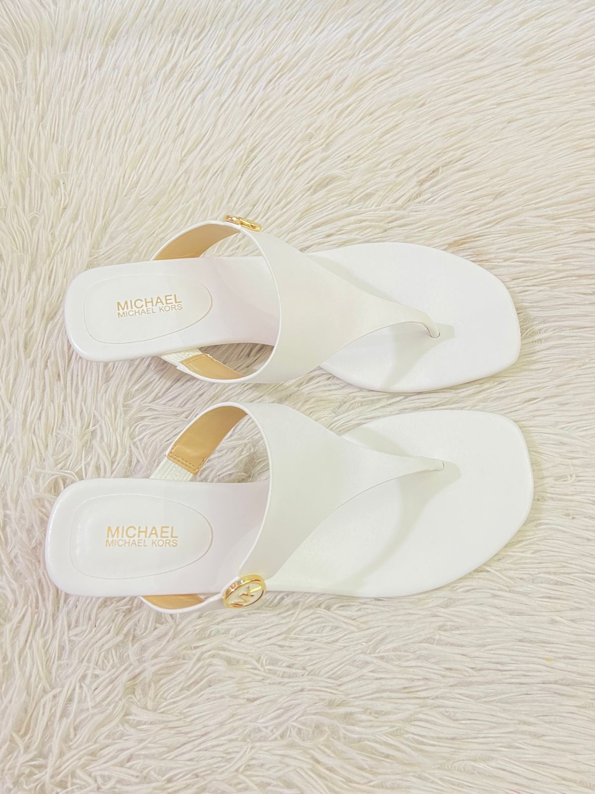 Zapatillas MICHAEL KORS original blanca con placa MK en dorado.