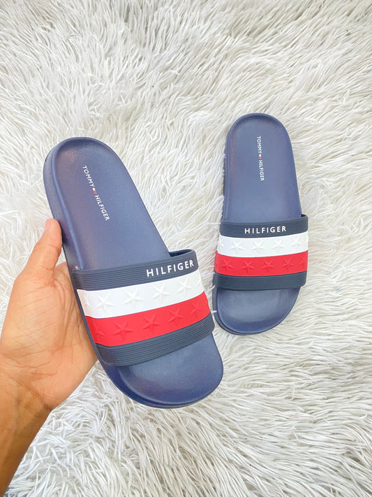 Sandalias Tommy Hilfiger original, azul marino con bandera de la marca en azul, rojo y blanco y letras Hilfiger en blanco.