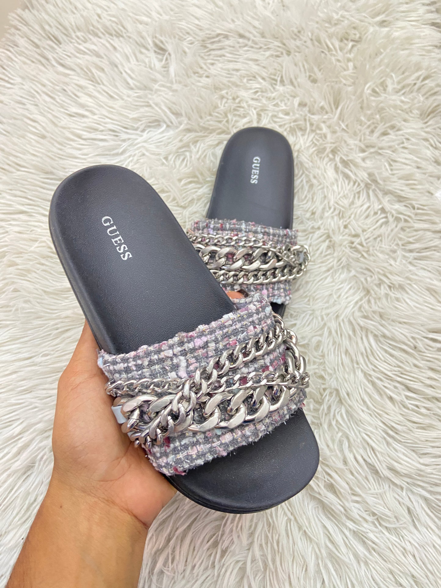 Sandalias Guess original negra con detalles de cadenas en color plateado.