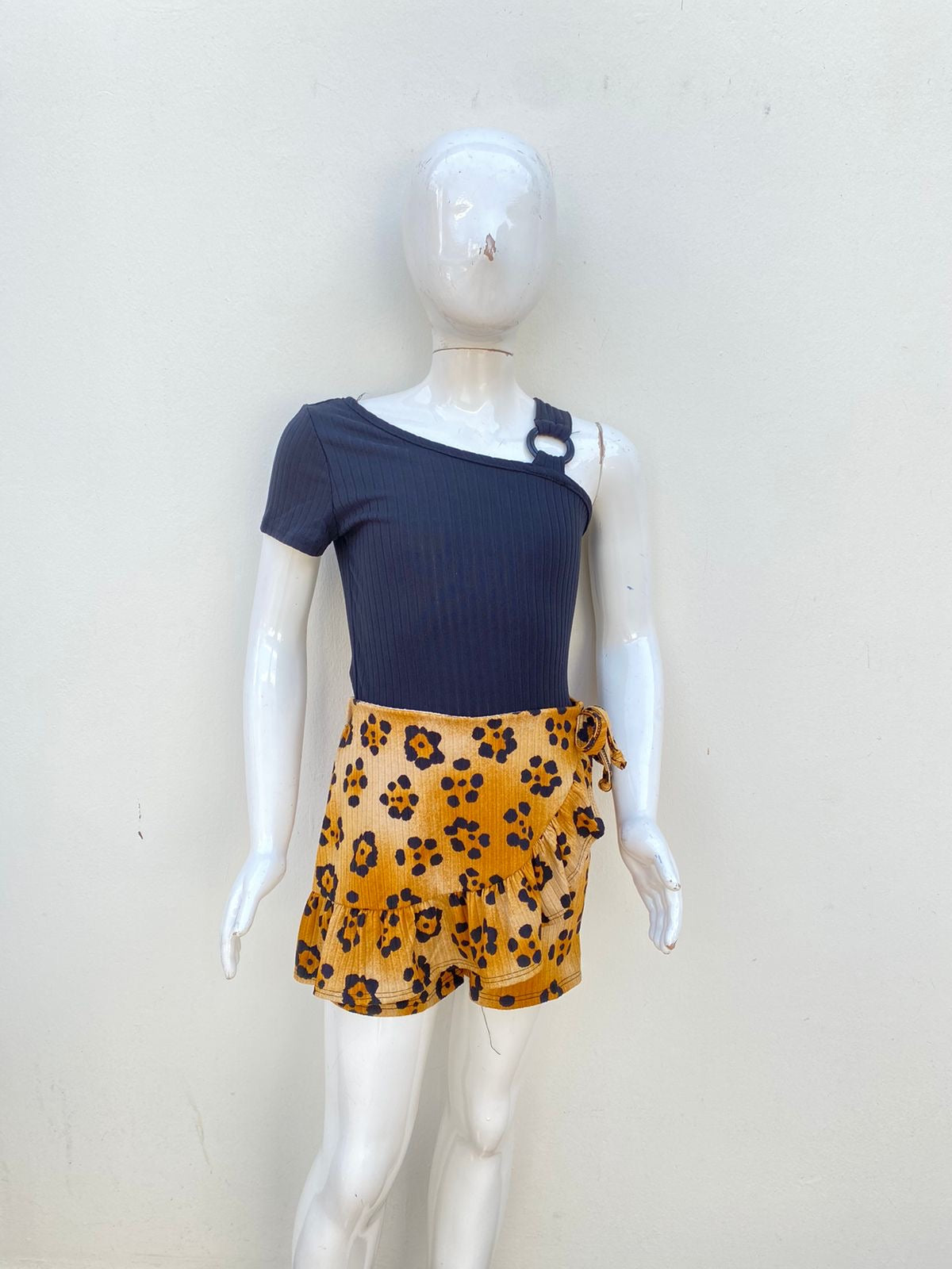 Conjunto Fashion Nova original, blusa negra lisa y falda con estampado de leopardo.