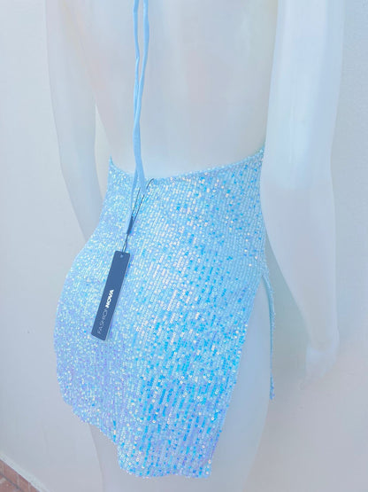Vestido azul claro con lentejuelas y escote en la espalda.