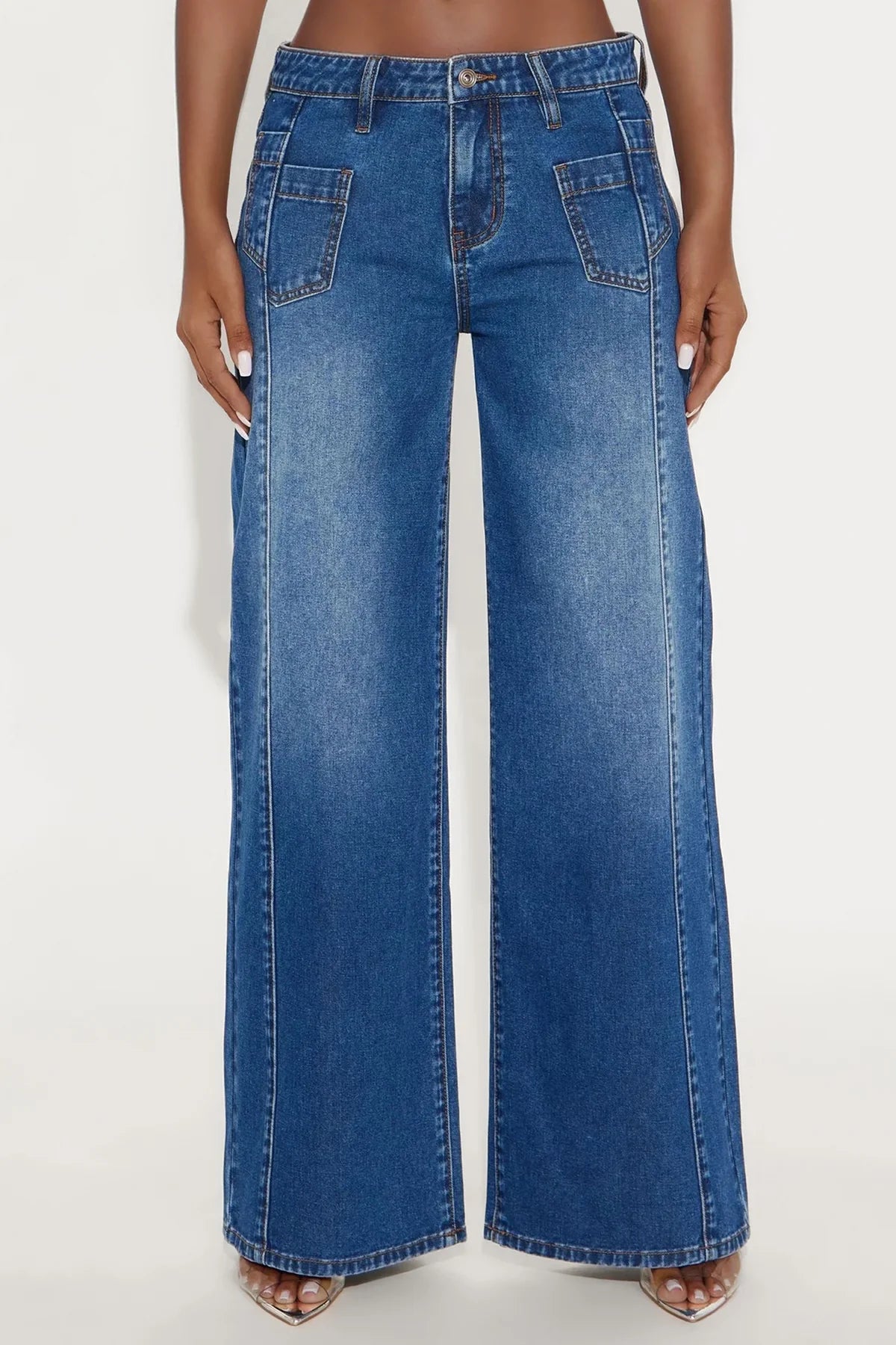 Pantalón, Jean azul oscuro con bolsillo en la parte delantera.