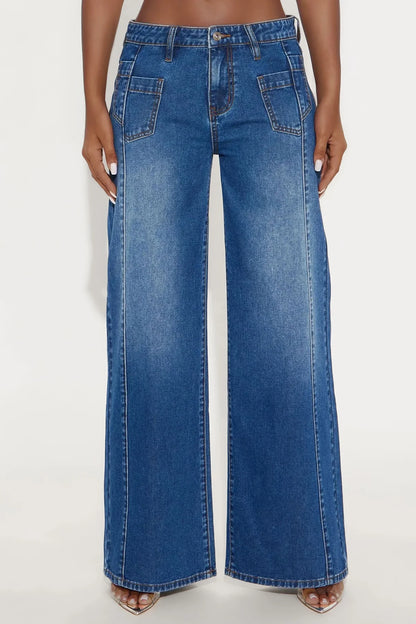 Pantalón, Jean azul oscuro con bolsillo en la parte delantera.
