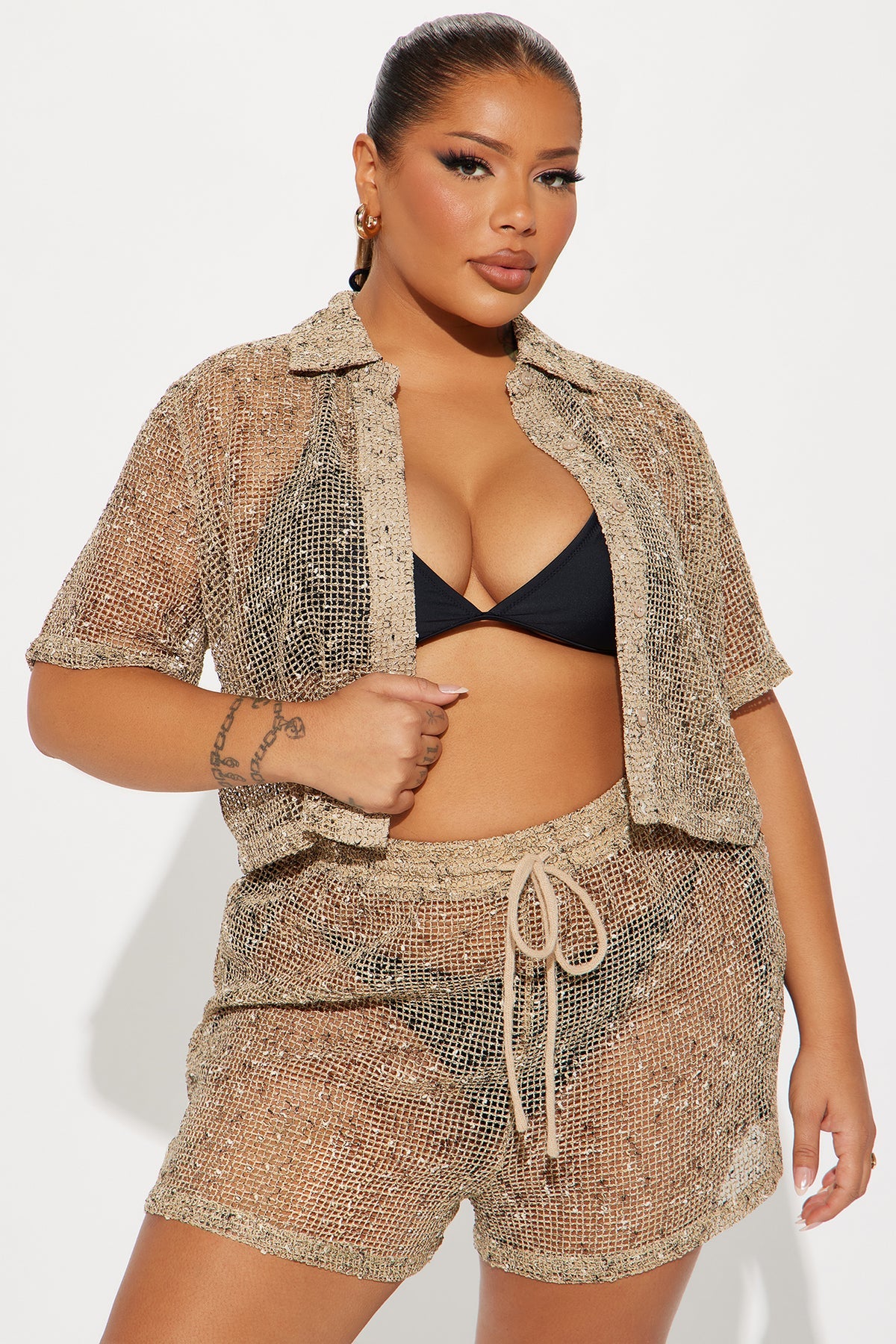 Camisa/ Cover up, en color marron de mayas con nudos de hilos en color crema y negro.