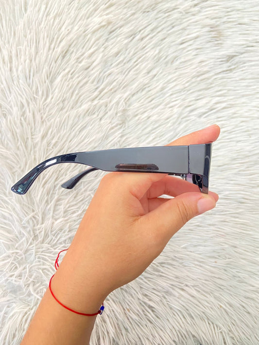 Lentes diseñados con protección UV 100-400 para proteger tu visión. Negros con estilo ovalado y micas oscuras