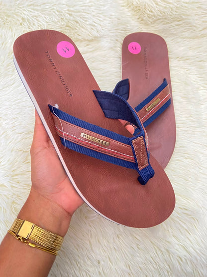 Sandalias TOMMY HILFIGER Original, Marron oscuro con detalles en color azul marino y placa HILFIGER en color bronce.