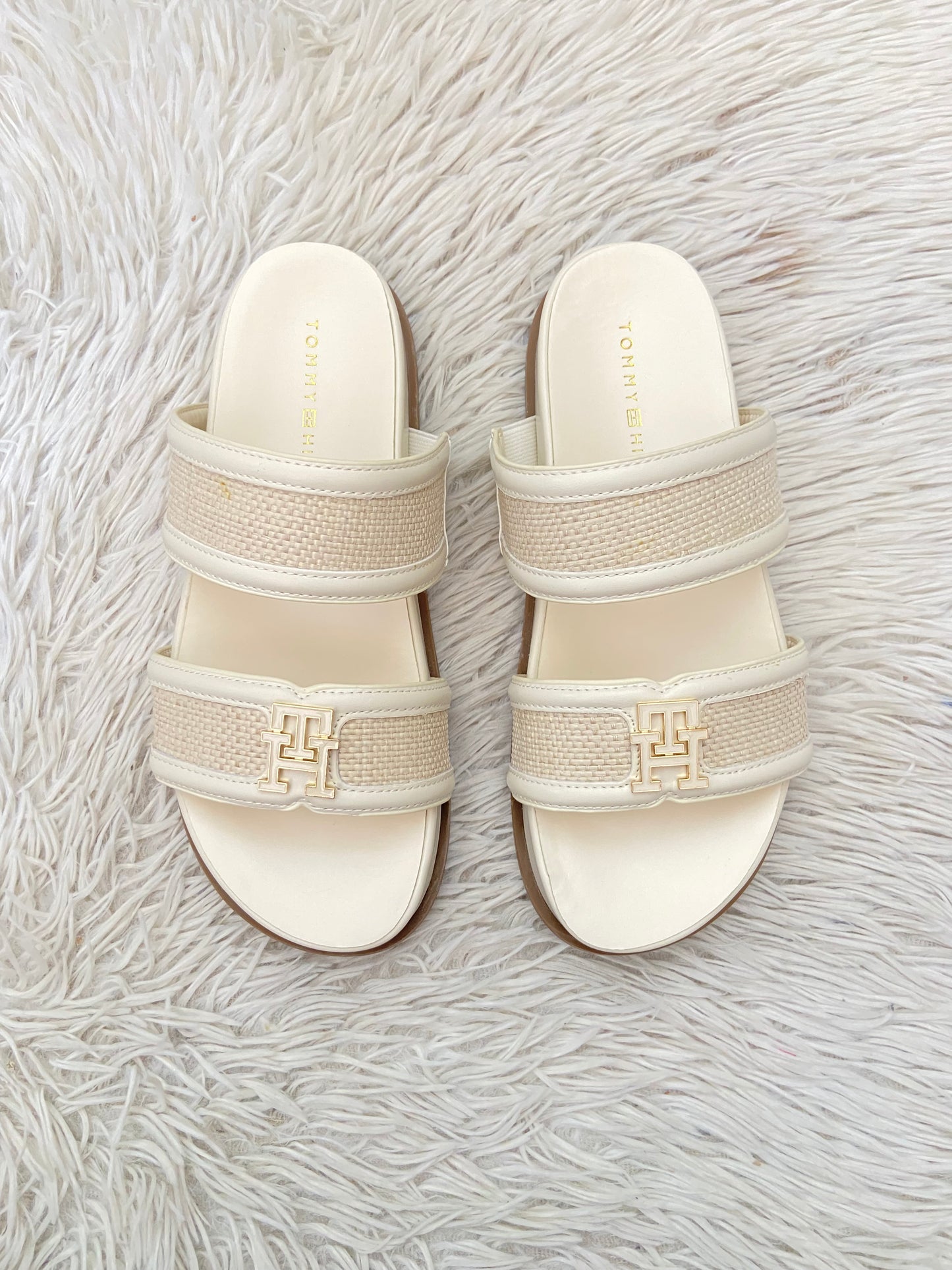 Sandalias TOMMY HILFIGER ORIGINAL original crema con placa TH en blanco con dorado.