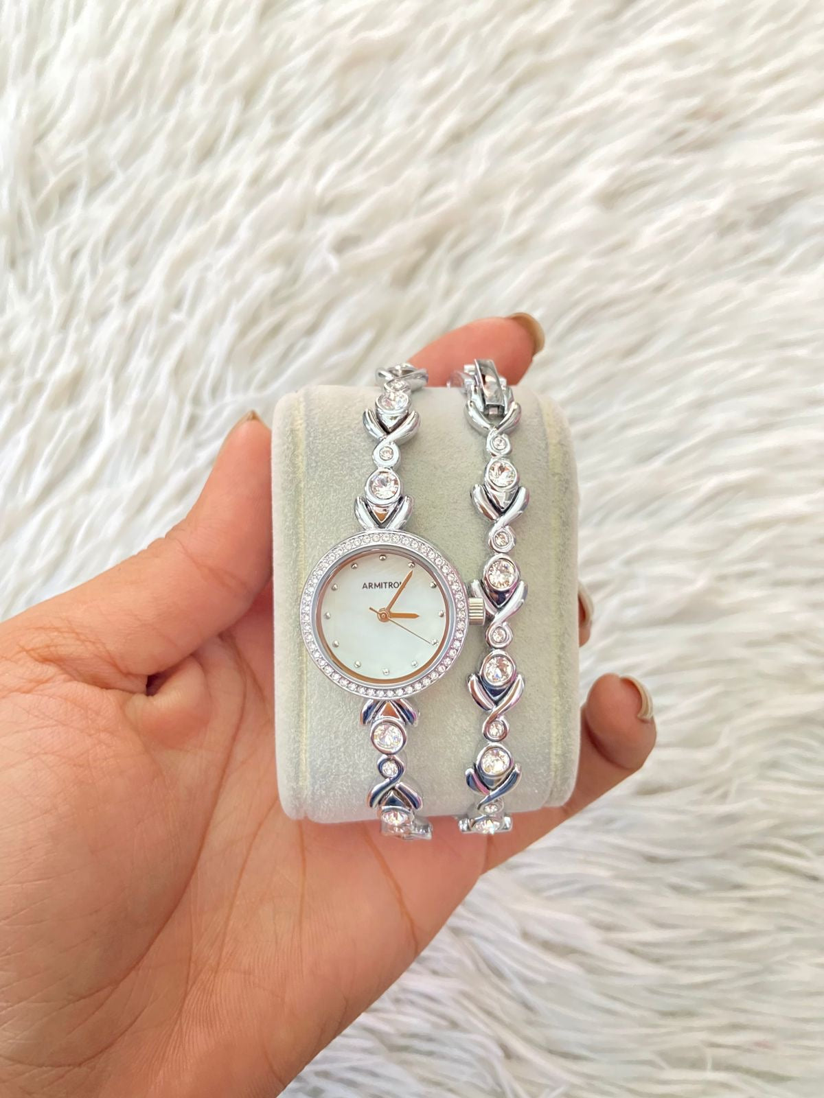 Set ARMITRON original de reloj y pulsera en color plateado ( silver ) y detalles de diamantes al rededor.