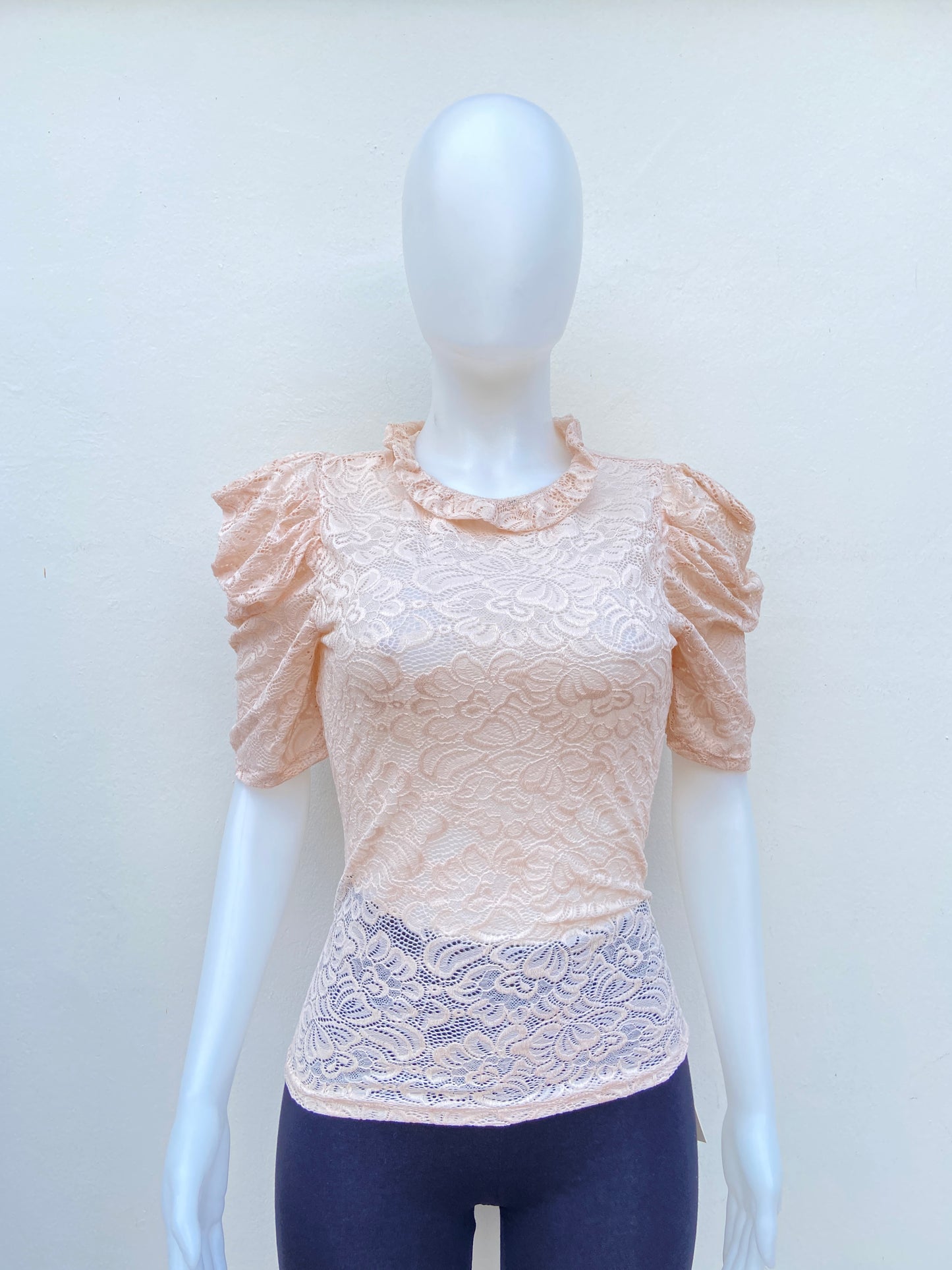 Blusa crema con vuelos en encaje.