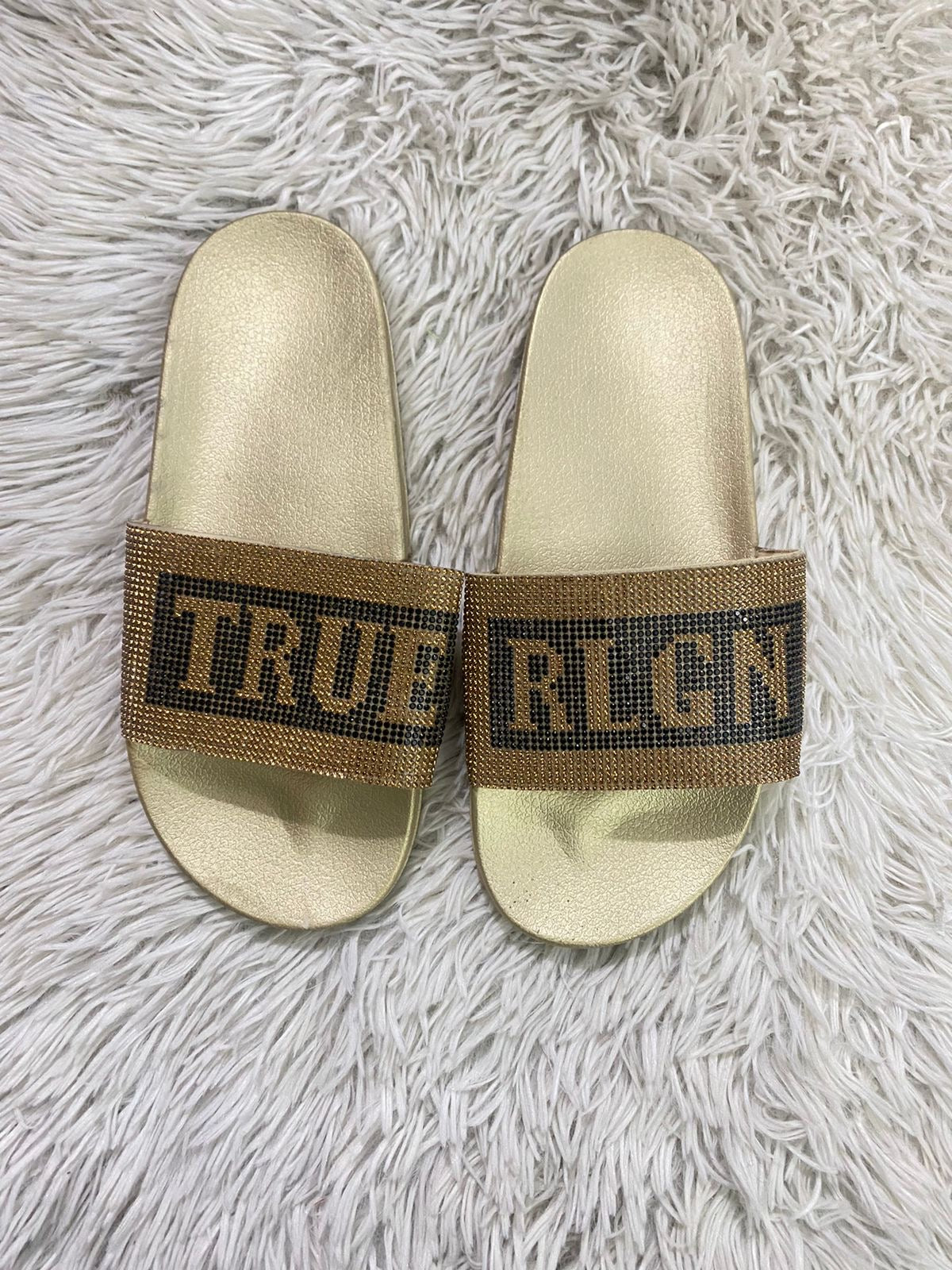 Sandalias TRUE RELIGION original dorada con letras TRUE RLGN en lentejuelas.