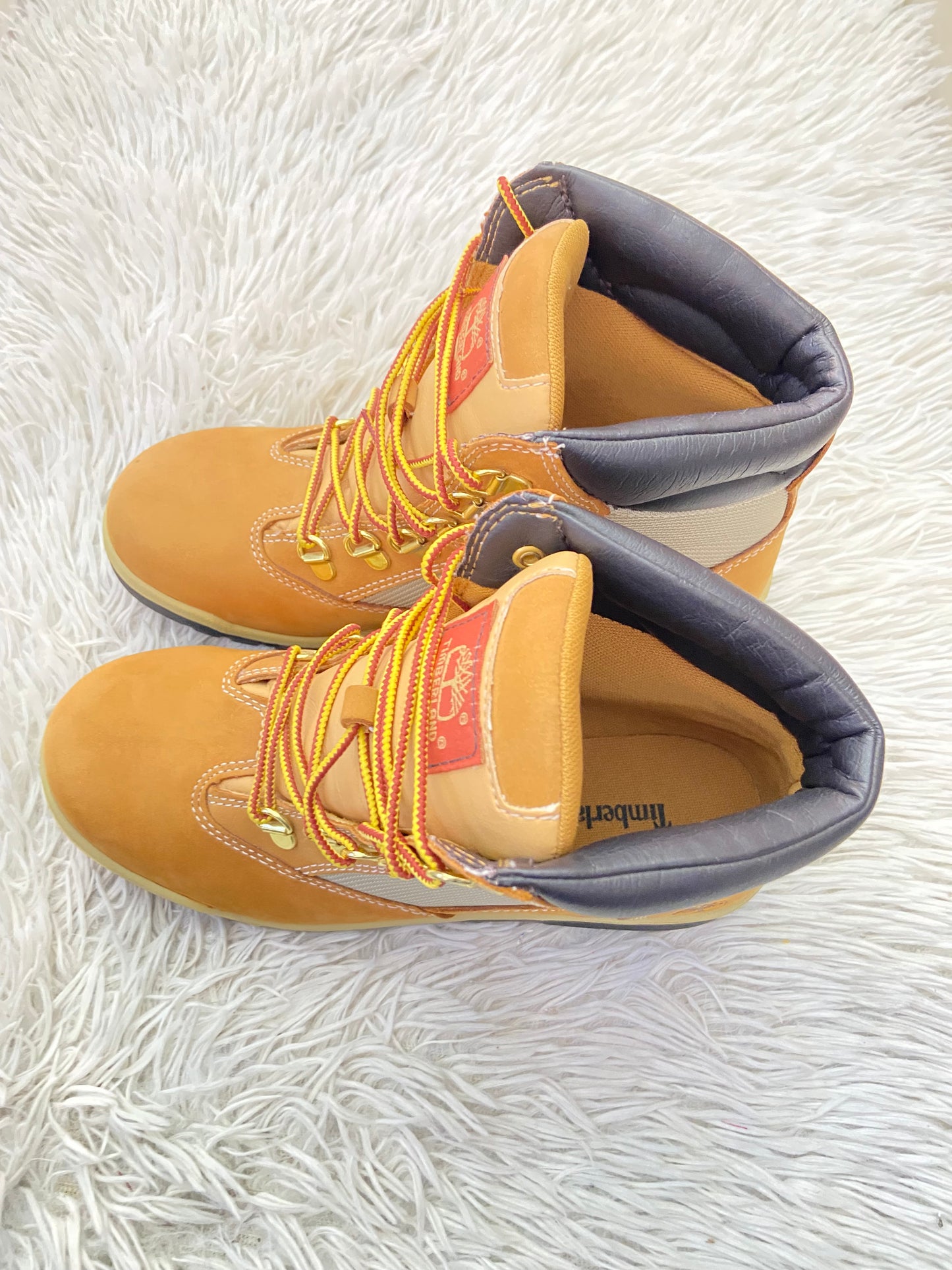 Botas TIMBERLAND original marron con suela en color negro y crema y logotipo de la marca al lado y en frente.