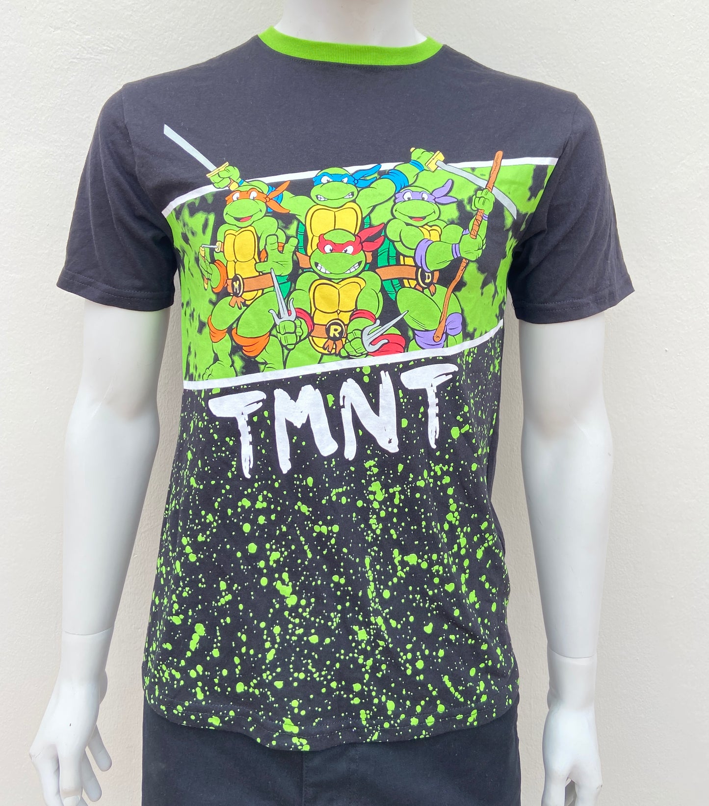 T-shirt Nickelodeon original negro con estampado de la las tortugas ninja y letras TMNT.
