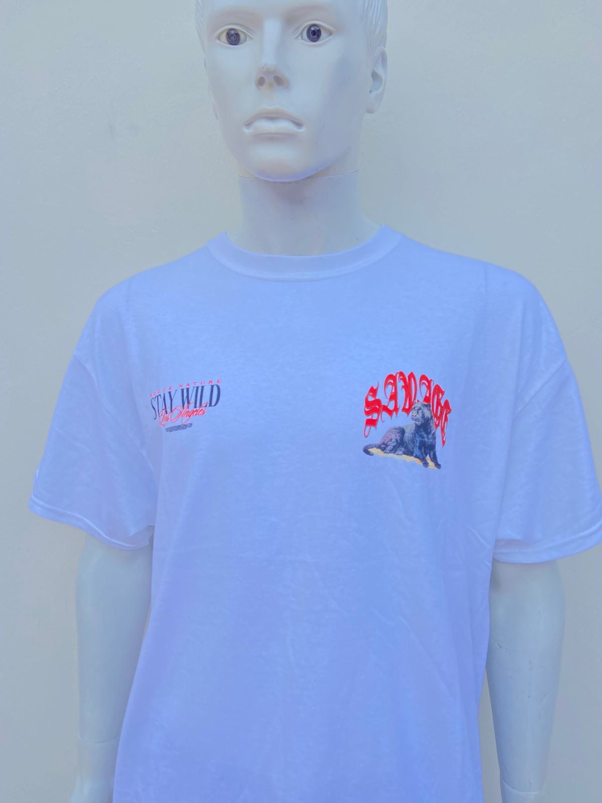 T-shirt blanco con un leopardo al frente y letras arriba SAVAGE Y ROGUE NATURE STAY WILD LOS ANGELES