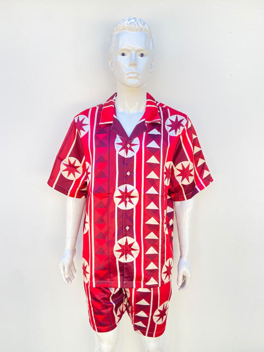 Conjunto, rojo con estampado de figuras en color crema, de Bermuda y camisa.