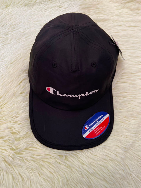 Gorra CHAMPION original, negra con logotipo de la marca en frente en color blanco.