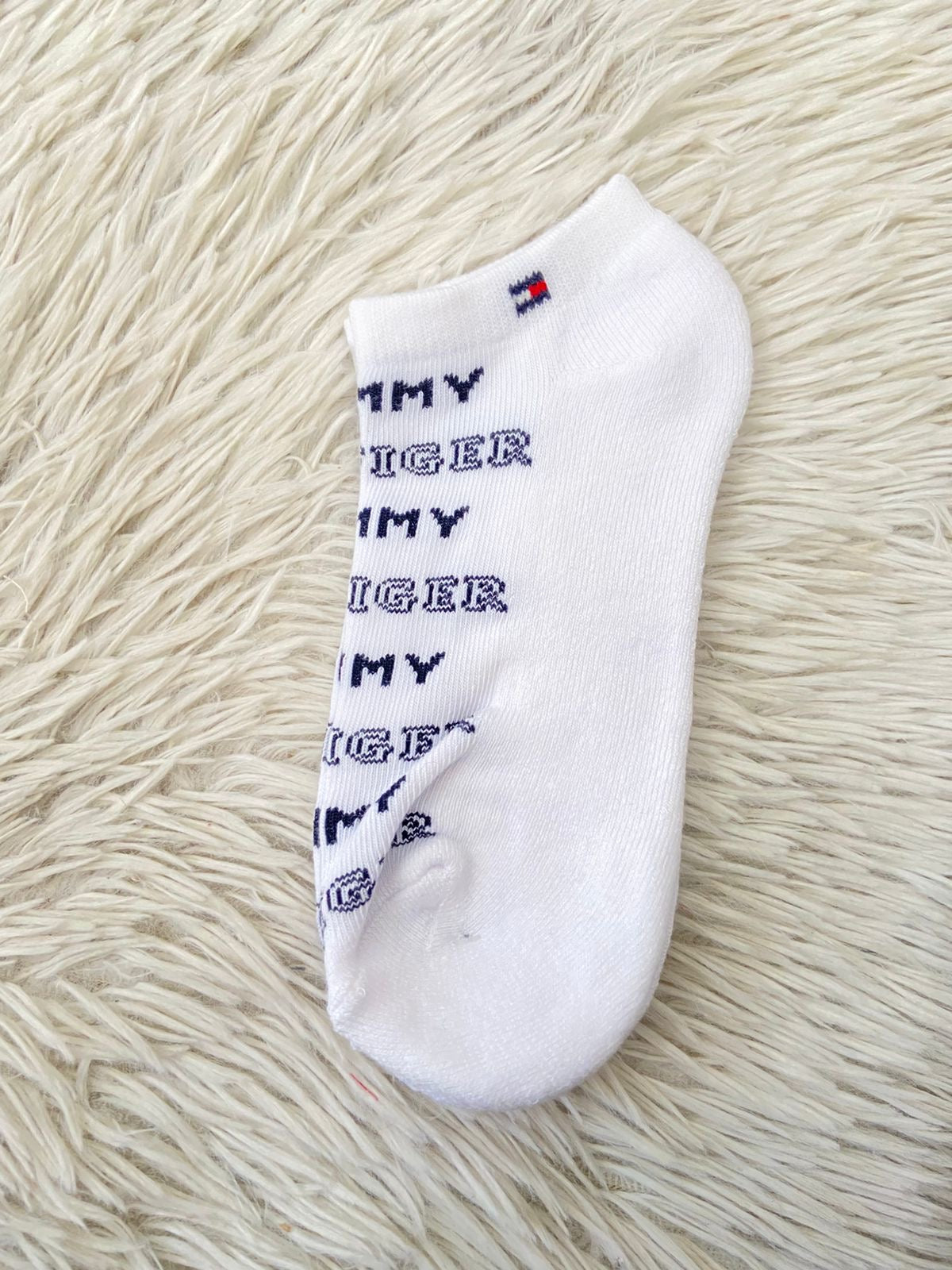 Medias Tommy Hilfiger original blanco con muchas letras TOMMY HILFIGER en azul marino.