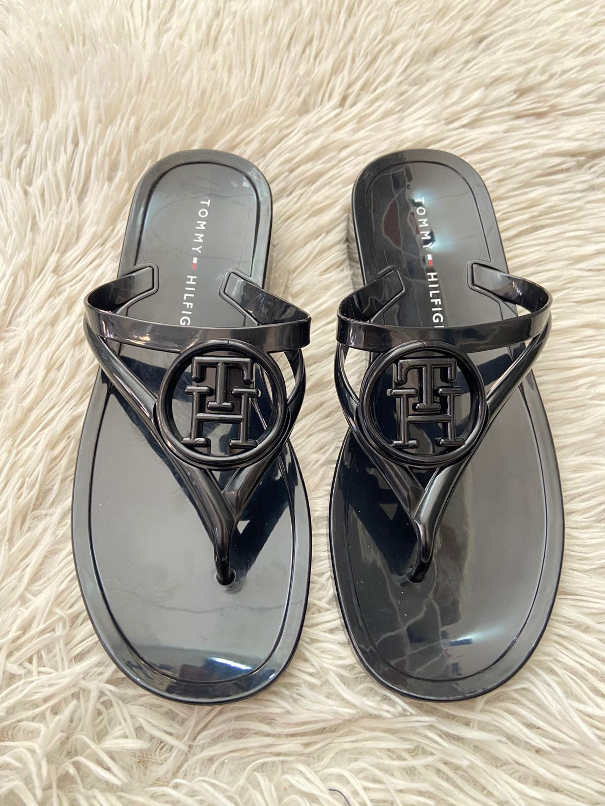 Sandalias TOMMY HILFIGER original, negro matte, con diseño de círculo e iniciales TH.