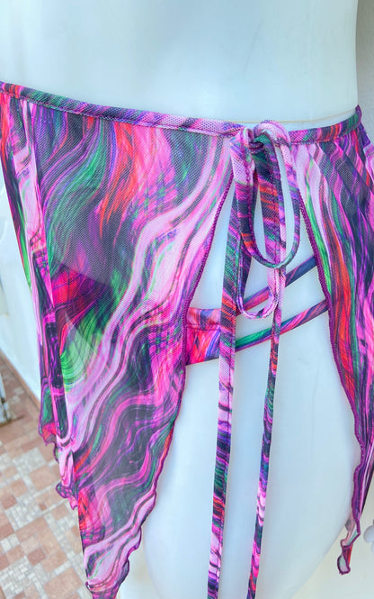 Biquini, morado con multicolores y cover Up adicional ( falda ), 3 piezas.