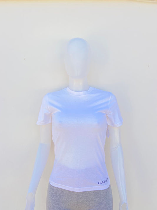 T-shirt CALVIN KLEIN original blanco liso con  letra CALVIN KLEIN en negro en la parte inferior.