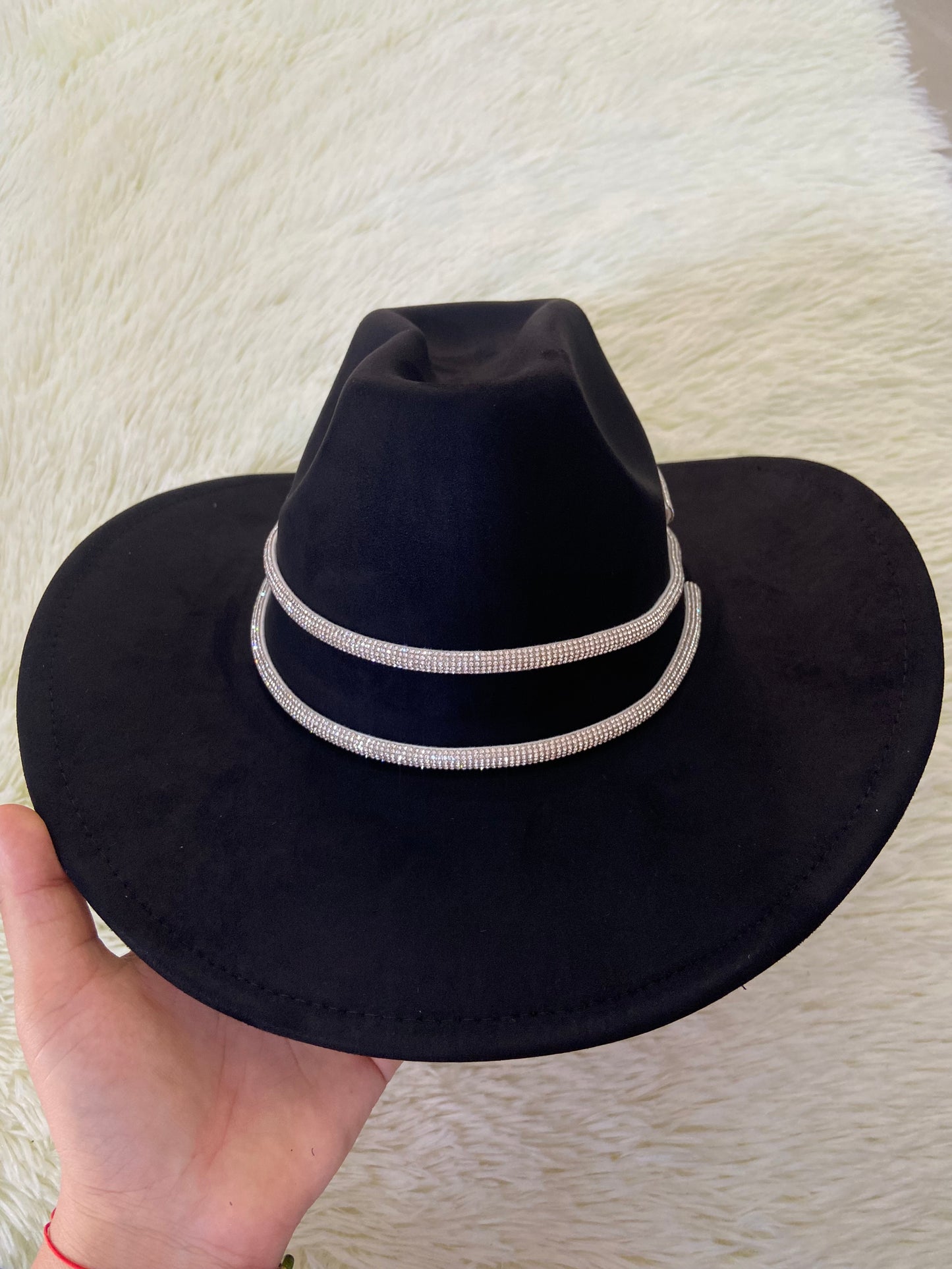 Sombrero, negro con lazo plateado con brillos.