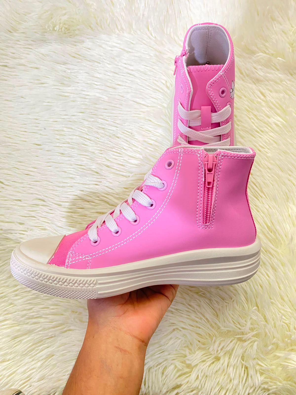 Tenis, rosados con suelas en color blanco y letras SUPER GIRLS y flores.