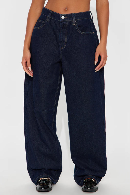 Pantalon, Jean azul marino oscuro en costura marron, ancho liso, más correa en la parte trasera.
