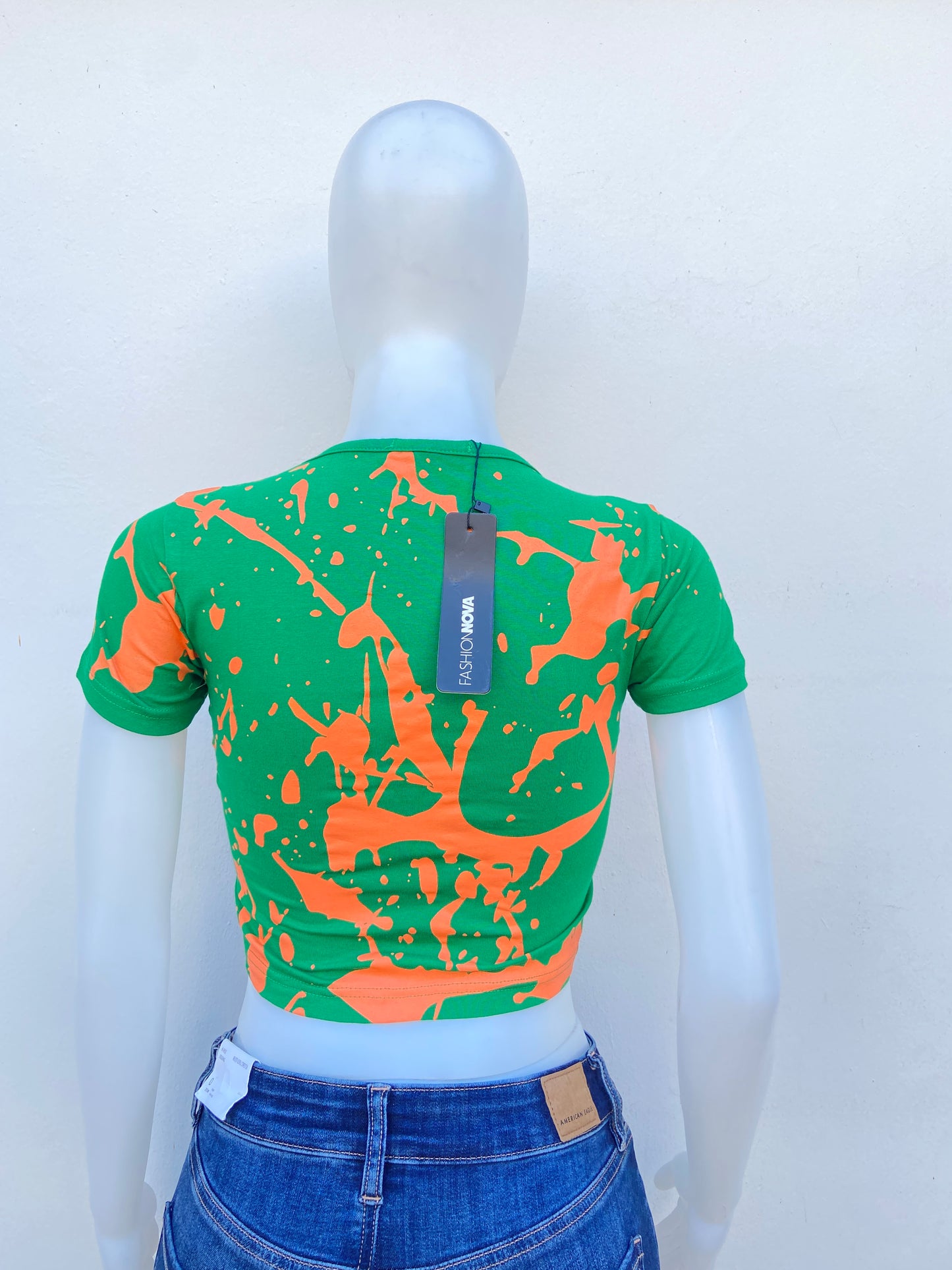 Top Fashion Nova original verde con estilo de pintura salpicada en naranja y letras AUTHENTIC ( auténtica )