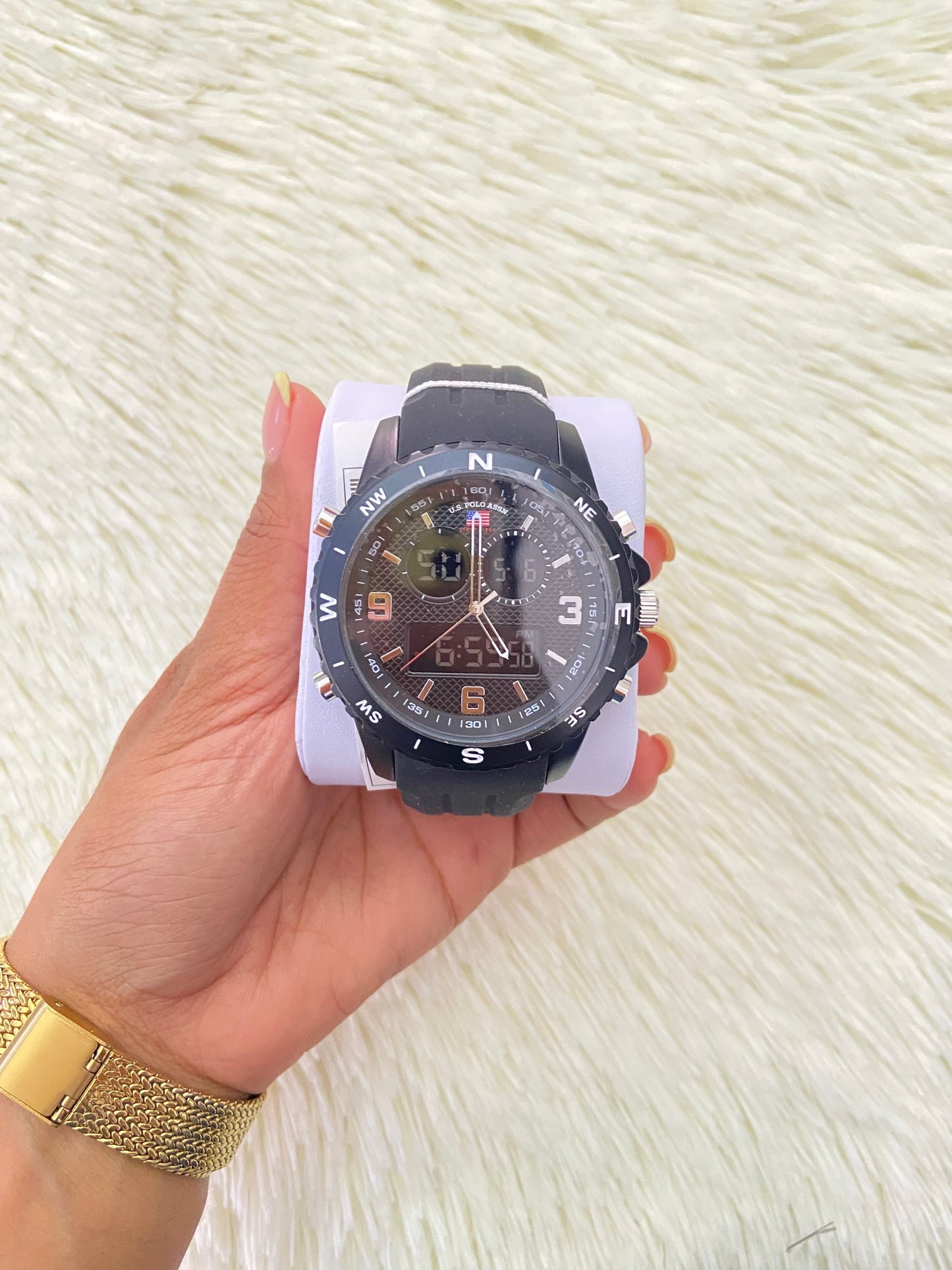 Reloj U.S POLO ASSN. SINDE 1890 original negro con detalles en color plateado.