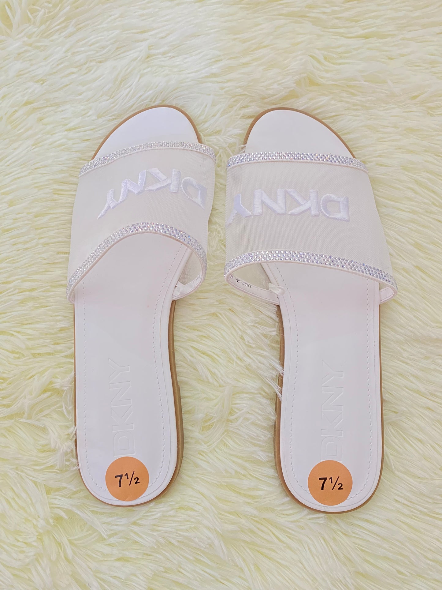 Sandalias DKNY original, blanca con diamantes plateados y suela marron.
