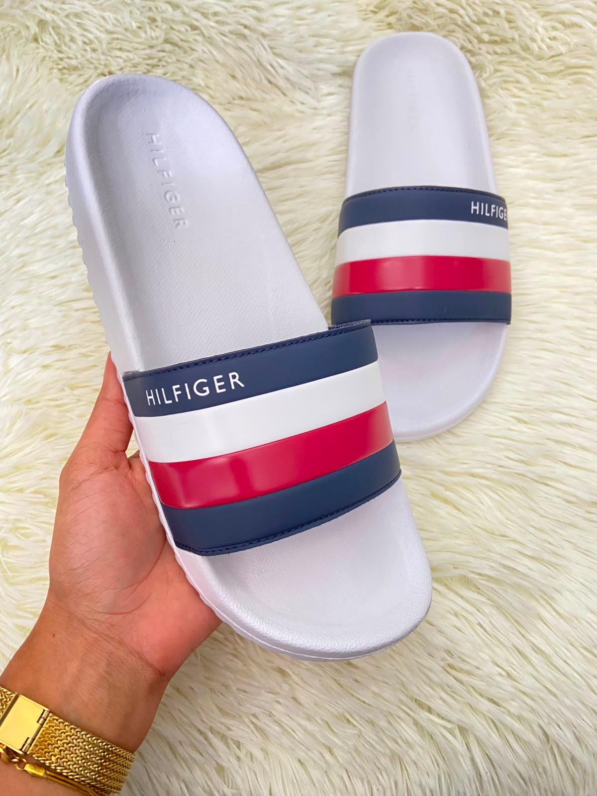 Sandalias TOMMY HILFIGER original, blanca con banda TOMMY en color rojo, blanco y azul y letras HILFIGER.