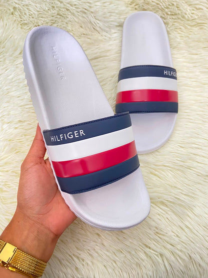 Sandalias TOMMY HILFIGER original, blanca con banda TOMMY en color rojo, blanco y azul y letras HILFIGER.
