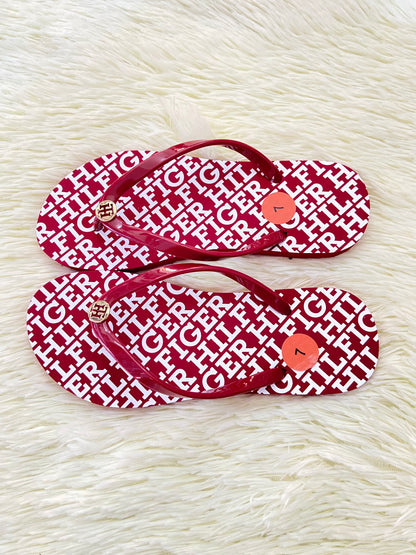 Sandalias TOMMY HILFIGER original, rojo vino con letras HILFIGER en blanco y placa dorada en frente.