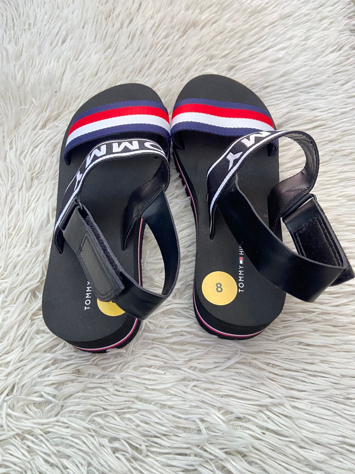 Sandalias TOMMY HILFIGER original, negra con banda Tommy al frente y letras TOMMY en color blanco en frente, plataformas.