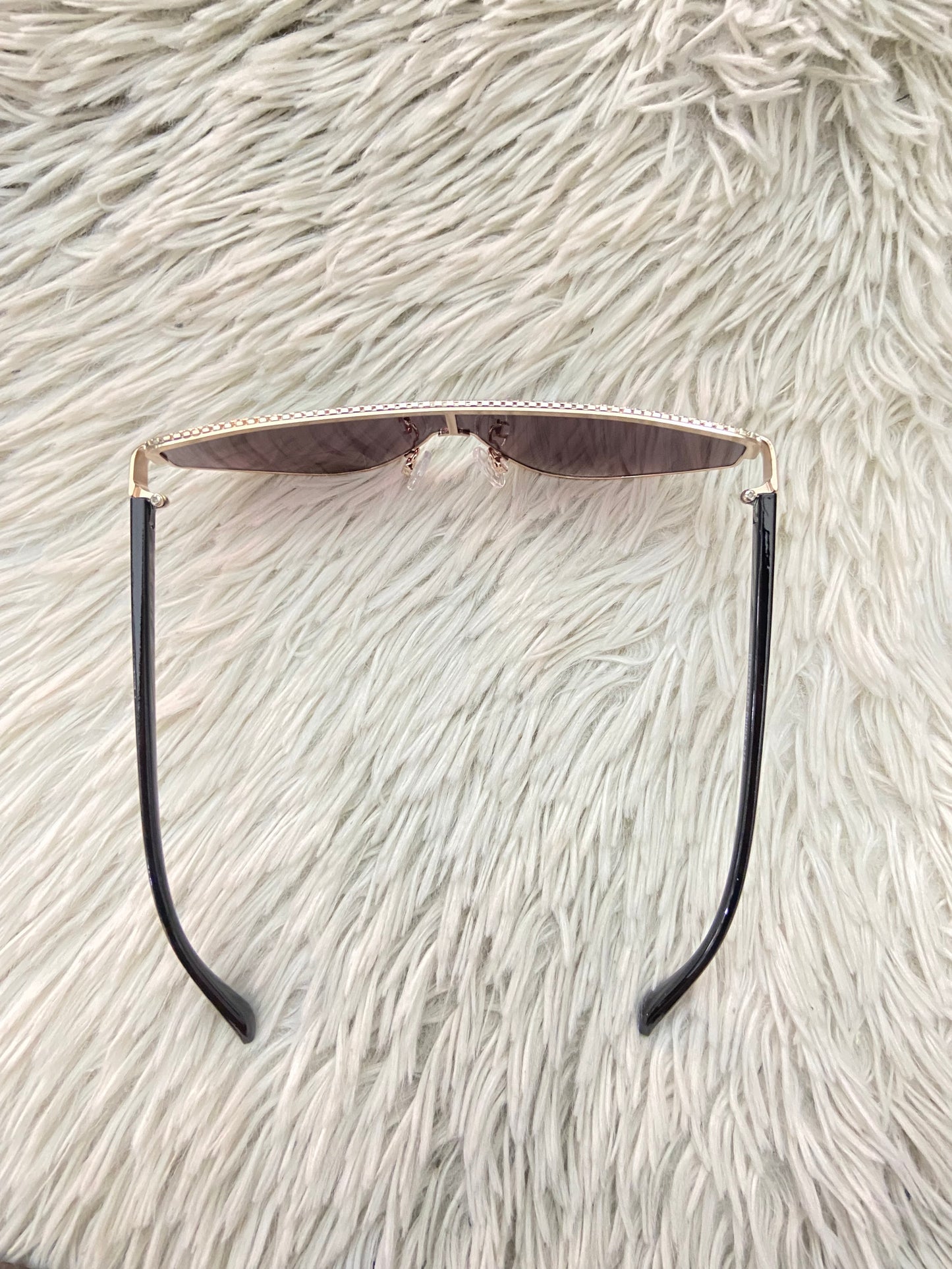 Lentes, negro con micas claras y detalles de brillos en la parte de arriba.