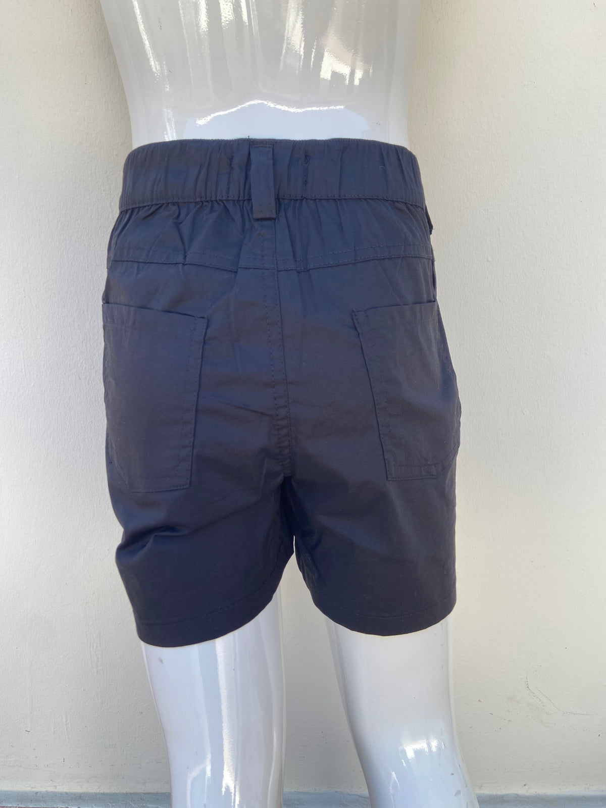 Short, negro con rayas en color blanco en los lados.