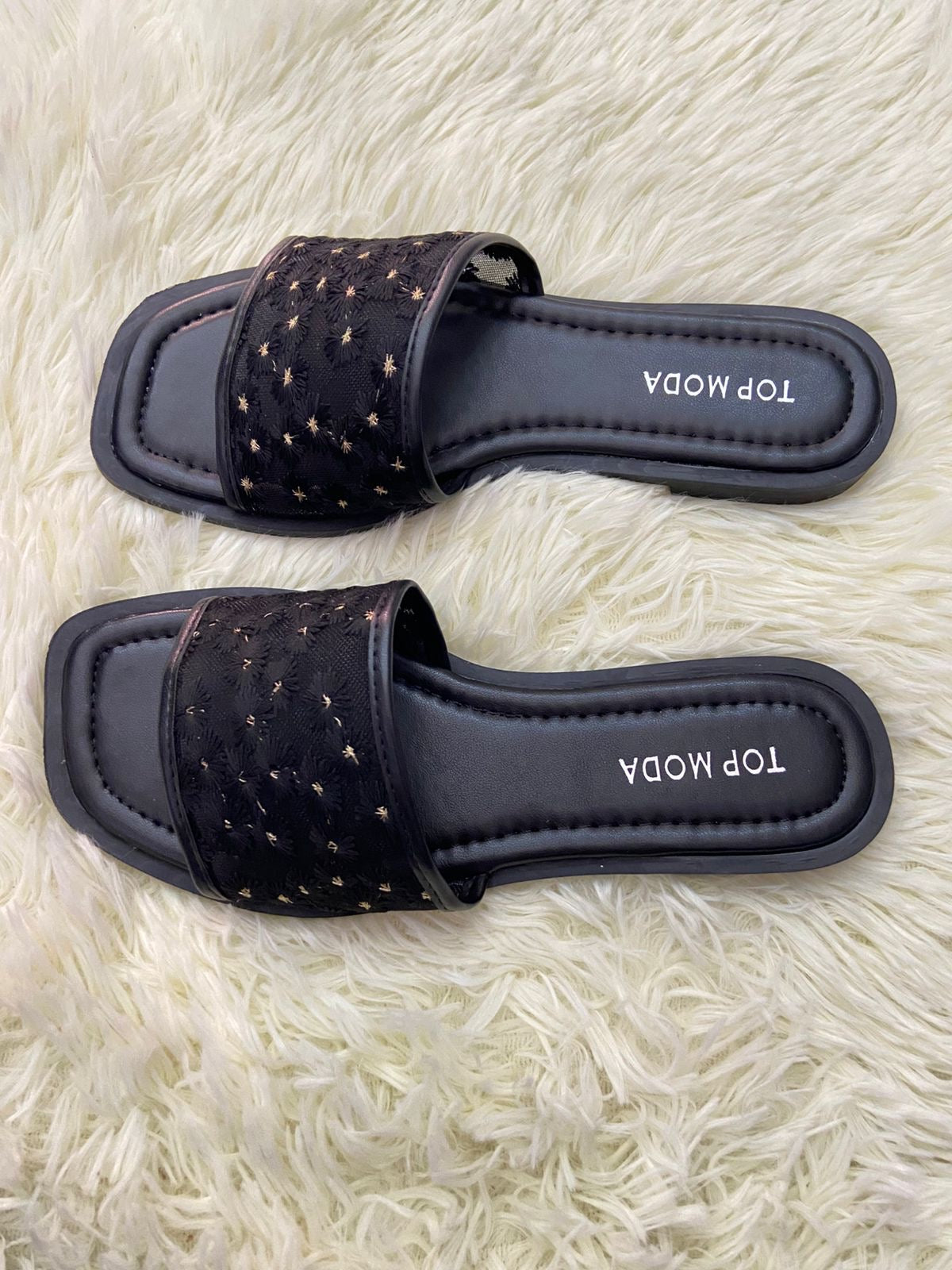 Sandalias TOP MODA original, negra transparente con bordado de flores.