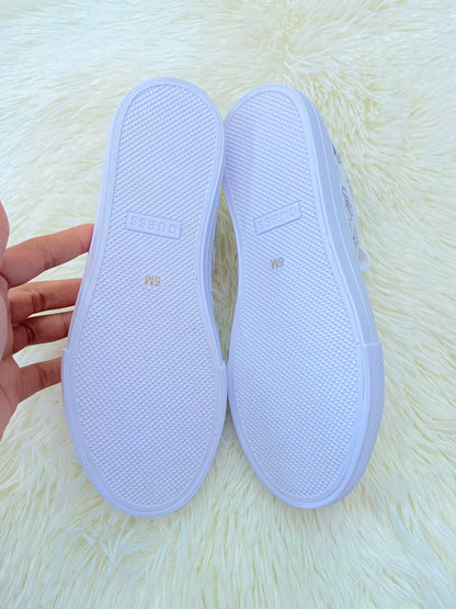 Tenis Guess original, blanco con rosado salmón, marron y estampado de la marca.