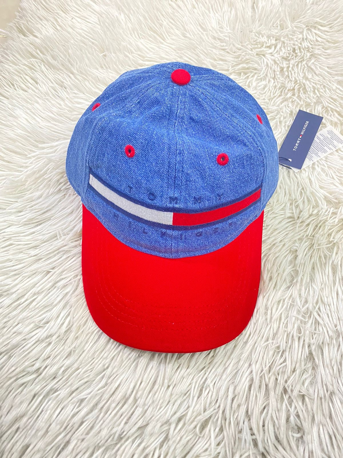 Gorra Tommy Hilfiger original en Jean y parte delantera en color rojo y banda TOMMY HILFIGER en frente.