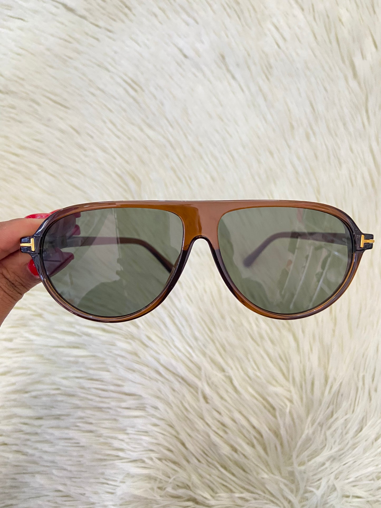 Lentes, marrones con micas en  color verde oscuro y detalles en dorado.