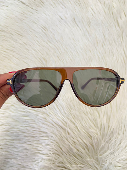 Lentes, marrones con micas en  color verde oscuro y detalles en dorado.