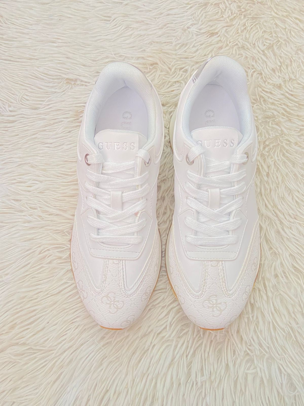 Tenis GUESS original blanco con marrón altos, com logotipo de Guess.