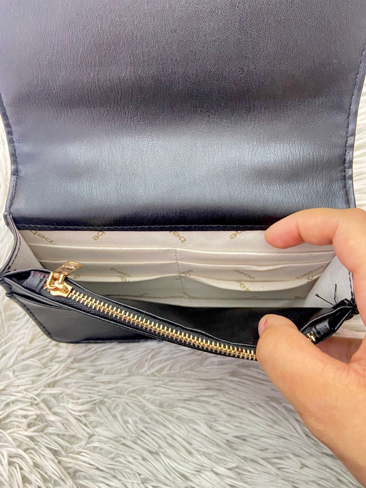 Cartera BEBE Original, negro con nombre de la marca al frente en color dorado, correa tipo cadena enlazada con tela negra.
