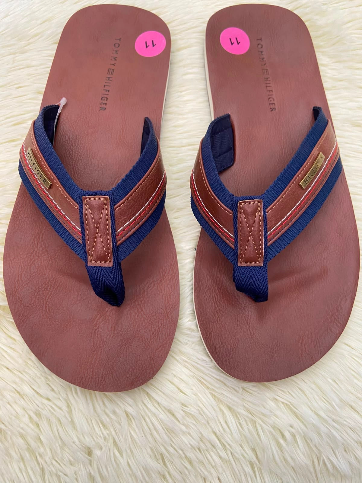 Sandalias TOMMY HILFIGER Original, Marron oscuro con detalles en color azul marino y placa HILFIGER en color bronce.